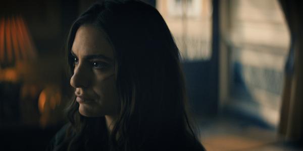 Bild 1 von 4: Adilah (Yumna Marwan) hofft, das Versteck in England möglichst bald verlassen zu können.