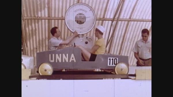 Bild 1 von 10: Vor einem Seifenkisten-Rennen müssen Pilot und Gefährt auf die Waage.