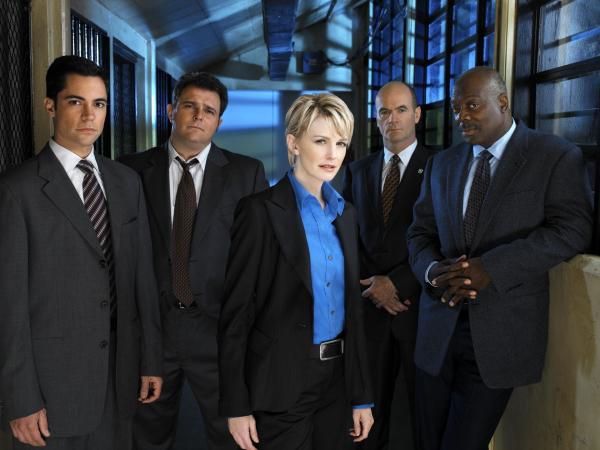 Bild 1 von 54: (2. Staffel) - Die Mitarbeiter des Mord-Dezernates von Philadelphia sind ein eingeschworenes Team: Scott (Danny Pino, l.), Nick Vera (Jeremy Ratchford, 2.v.r.), Will (Thom Barry, r.), Lilly Rush (Kathryn Morris, M.) und John Stillman (John Finn, 2.v.r.)