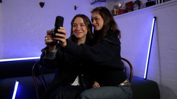 Bild 1 von 15: Videogruß an Kollegin Hanna: Das Berliner Podcast-Trio von \