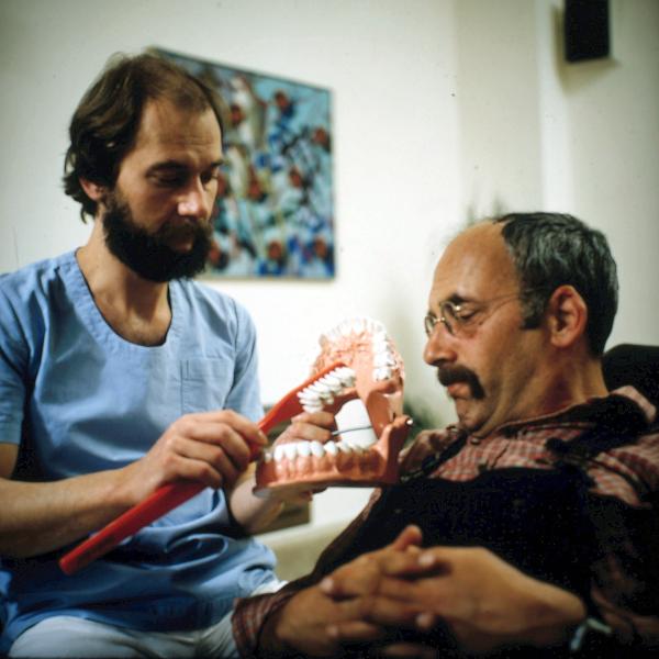 Bild 1 von 2: Peter Lustig (r.) muss zum Zahnarzt (l.).