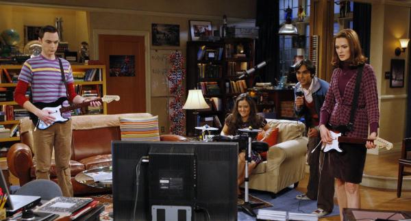 Bild 1 von 23: Obwohl Sheldon (Jim Parsons, l.) Raj (Kunal Nayyar, 2.v.r.) in eine peinliche Situation nach der anderen bringt, finden sich zwei nette, attraktive, intelligente Frauen, Abby (Danica McKellar, 2.v.l.) und Martha (Jen Drohan, r.), die mit den beiden mit nach Hause gehen ...