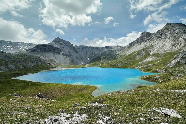 Bild 1 von 2: Der Lai da Rims im regionalen Naturpark Biosfera Val Müstair gilt als einer der schönsten Bergseen der Schweiz.
