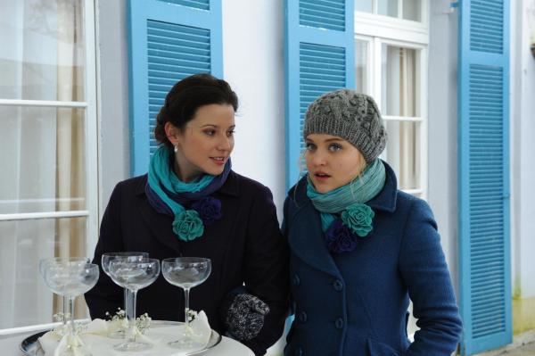 Bild 1 von 10: Kira (Mareike Lindenmeyer, l.); Mandy (Lara Mandoki, r.)