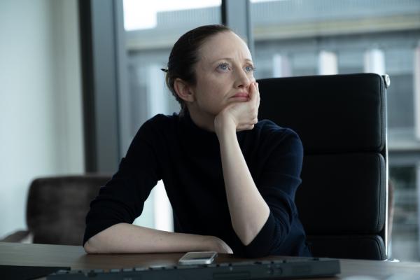 Bild 1 von 3: Alice (Andrea Riseborough) hat im Leben alles erreicht. Sie verdient als Finanzmaklerin Unmengen an Geld, hat ein exklusives Leben - aber irgendetwas fehlt, um sich wirklich glücklich zu fühlen.