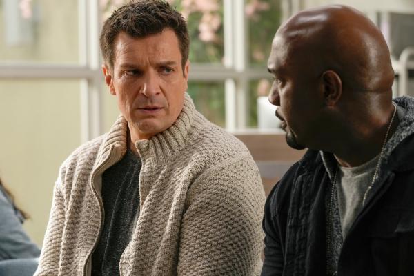 Bild 1 von 3: Da Nolan (Nathan Fillion, l.) wegen der Situation völlig durch den Wind ist, nehmen sich seine Kollegen wie Sergeant Grey (Richard T. Jones, r.) Zeit, um ihm beizustehen. Doch die Auszeit ist nur kurz, denn auf Sergeant Grey und seine Beamten wartet im Krankenhaus bereits der nächste Einsatz.