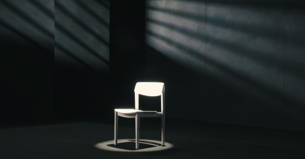 Bild 1 von 8: Ein leerer weißer Stuhl im Studio - stellvertretend für all die Frauen, die nicht mehr sprechen können, weil sie getötet wurden.