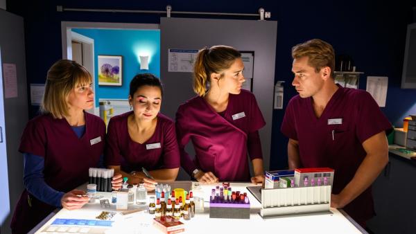 Bild 1 von 2: Rike Köhler (Isabell Horn, l.), Ava Edemir (Rona Özkan, 2.v.l.), Betty Hertz (Henrike Hahn, 2.v.r.) und Lukas Hilpert (Niklas Löffler, r.).