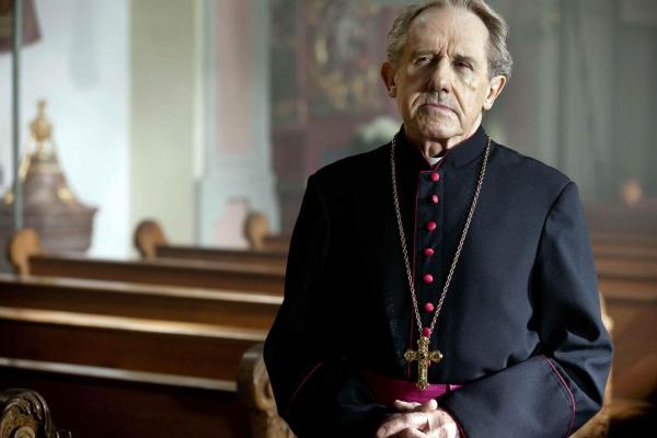 Bild 1 von 19: Der Bischof (Walter Hess) ist fest davon überzeugt, dass Online-Priester Gabriel seine Ängste überwinden und sich jetzt auf freier Wildbahn bewähren muss. Nicht ahnend, dass in der Gemeinde ein sexsüchtiges Prachtweib herumläuft ...