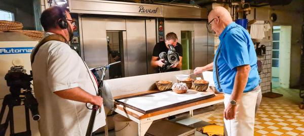 Bild 1 von 6: Im Bild: Rupert Labschütz in seiner Backstube und Filmteam.