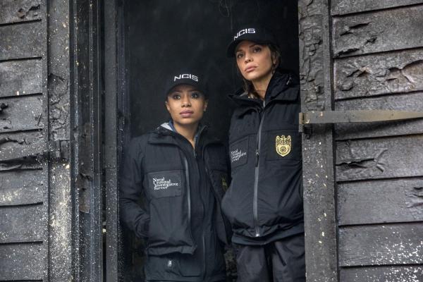 Bild 1 von 6: (v.l.n.r.) Sonja Percy (Shalita Grant); Tammy Gregorio (Vanessa Ferlito)