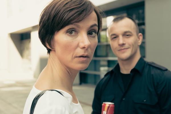 Bild 1 von 13: Mira (Julia Koschitz) begegnete auf ihrem Weg ins Büro in der \