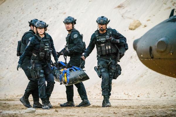 Bild 1 von 21: Im Bild (v.l.i): Alex Russell (Jim Street), Norma Kuhling (Nora Fowler), David Lim (Victor Tan), Shemar Moore (Daniel 'Hondo' Harrelson).
