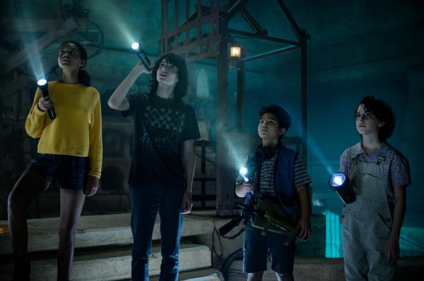 Bild 1 von 15: Trevor (Finn Wolfhard, 2.v.l.), seine Freundin Lucky (Celeste O'Connor, l.), Podcast (Logan Kim, 2.v.r.) und Phoebe (Mckenna Grace) untersuchen das Innere der alten Mine.