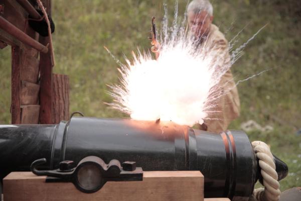 Bild 1 von 2: Schiffskanonen wurden von drei oder mehr Soldaten bedient.