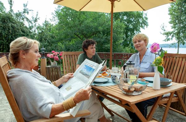 Bild 1 von 1: Der Tod des jungen Surfers bewegt die ganze Familie: Mechthild (Diana Körner, links), Niklas (Noah Calvin, Mitte) und Nele Fehrenbach (Floriane Daniel).