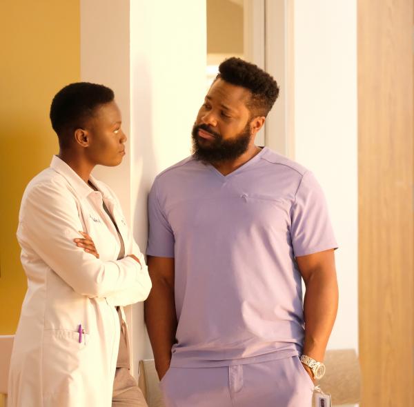 Bild 1 von 17: Dr. Mina Okafor (Shaunette Renée Wilson, l.); AJ Austin (Malcom-Jamal Warner, r.)