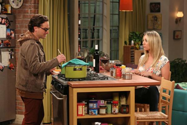 Bild 1 von 10: Als sich Penny (Kaley Cuoco, r.) einmischt, spitzt sich er Konkurrenzkampf zwischen Leonard (Johnny Galecki, l.), Sheldon und Raj weiter zu ...