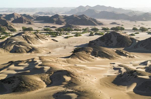 Bild 1 von 6: Fern von jeder Zivilisation gibt es auf diesem Planeten nur noch wenige unberührte Naturparadiese: Die Namib-Wüste an der Südwestküste Afrikas ist eines davon.