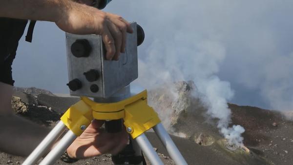 Bild 1 von 3: Wissenschaftlerinnen und Wissenschaftler erheben verschiedene Daten, um die vulkanische Aktivität zu überwachen.