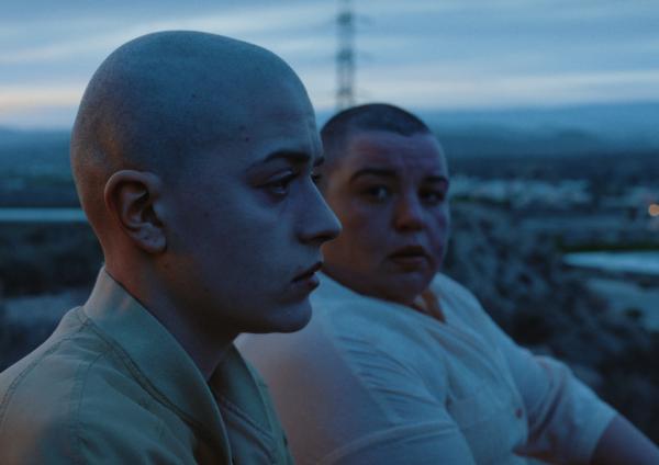 Bild 1 von 6: Anna (Emma Rotsaert, l.) fragt sich immer noch, warum sich ihre Schwester Kat (Marjan De Schutter, r.) jahrelang nicht bei ihr gemeldet hat - obwohl sie von ihrem traumatischen Erlebnis in Santa Rita wusste.