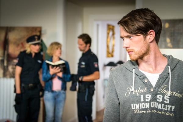 Bild 1 von 8: Lukas Freitag (Maximilian Klas, r.) macht sich Sorgen um seinen paranoid-schizophrenen Bruder Michel. Mattes (Matthias Schloo, 2.v.r.) hat Michels Tagebuch gefunden, und es zeigt sich, dass Michel sich in keiner guten Verfassung befindet. (Karin Berger: Anne Kasprik, 2.v.l.), Melanie: Sanna Englund, l.).