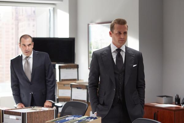 Bild 1 von 2: Durch die Untersuchungen der Börsenaufsicht kommt es zur Krise: nicht nur Geschäftsgeheimnisse drohen enthüllt zu werden, sondern auch private Fehltritte. Sind auch Louis (Rick Hoffmann, l.) und Harvey (Gabriel Macht, r.) betroffen?