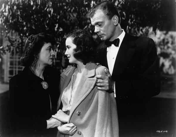 Bild 1 von 6: Im Haus der Familie Newton taucht eines Tages der lang verschollene Charlie Oakley (Joseph Cotten, r.) auf, Emmas (Patricia Collinge, l.) Bruder. Sein Verhalten weckt insbesondere bei seiner Nichte Charlotte (Teresa Wright, M.) den Verdacht, ihr Onkel könne etwas mit den mysteriösen Witwenmorden der letzten Zeit zu tun haben ...