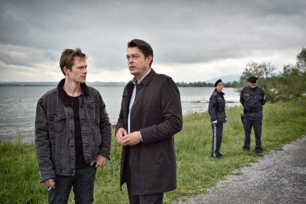 Bild 1 von 14: Oliver Stöhr (Marlon Boess, l.) erzählt dem Ermittler Thomas Komlatschek (Hary Prinz, r.), dass er seine Mutter bewusstlos aufgefunden hat. Doch Komlatschek hat ein ungutes Gefühl bei dem jungen Mann.