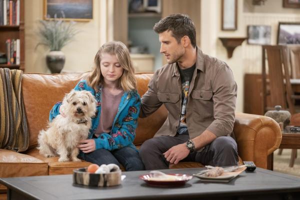 Bild 1 von 16: Hazel (Farrah Mackenzie, l.); Riley (Parker Young, r.)