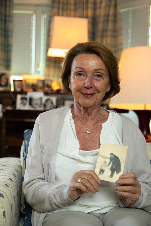 Bild 1 von 14: Eva Umlauf mit einem Foto in der Hand.