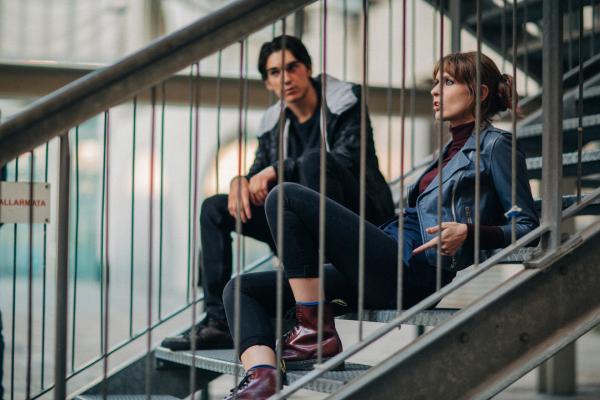 Bild 1 von 3: Nino (Luca Castellano) ist froh, dass er sich mit seiner Tante Titti (Elena Radonicich) inzwischen gut versteht.