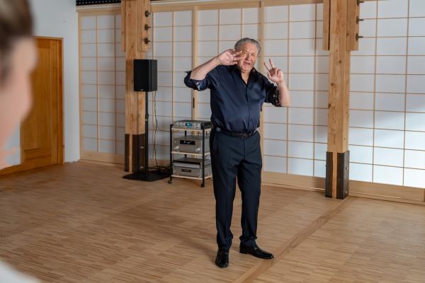 Bild 1 von 4: Girwidz (Michael Brandner) ist sich sicher- mit dieser Tanzeinlage können sie nur gewinnen!