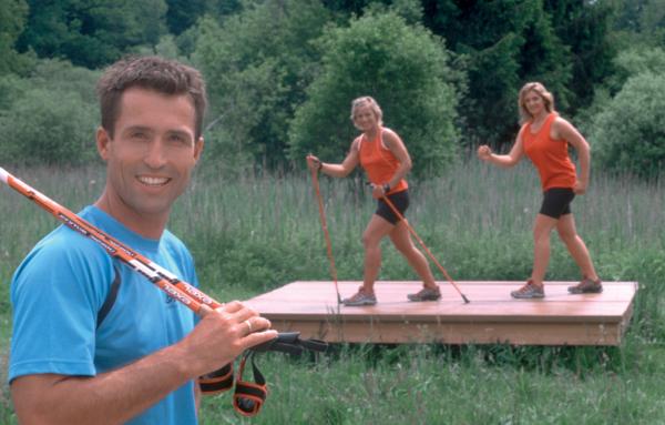 Bild 1 von 6: Überall auf Straßen, Wiesen und Feldern sieht man sie im schnellen Schritt: die Nordic Walker. Peter Schlickenrieder zeigt, wie man diese Sportart abwechslungsreich gestalten und sich damit optimal auf den Wintersport vorbereiten kann.