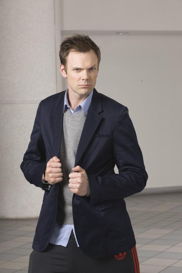 Bild 1 von 38: (1. Staffel) - Jeff Winger (Joel McHale) ist Anwalt - bis ihm seine Lizenz entzogen wird, weil sein (kolumbianischer) Schulabschluss als ungültig erklärt wird. Somit ist er gezwungen, seinen Abschluss nachzuholen, um in seinen alten Job zurückkehren zu können ...