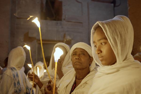 Bild 1 von 2: Tausende von Pilgern kommen für die Karwoche nach Lalibela. Weiß ist die Farbe dieses Ritus.