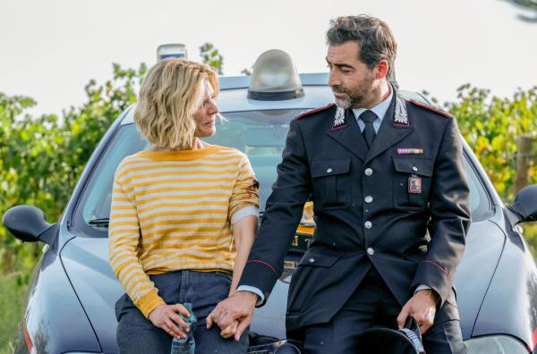 Bild 1 von 7: Sylvia (Emilia Fox) und Giovanni (Giovanni Cirfiera) müssen eine turbulente Zeit überstehen.