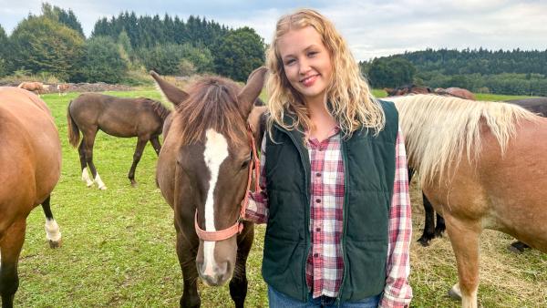 Bild 1 von 4: Nina mit einer Leonharderstute. Die Rasse gilt als freundlich und sportlich.