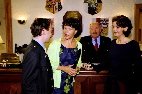 Bild 1 von 7: Im Bild (v.li.): Andreas Ban (Lukas), Janina Hartwig (Paula), Hans Kraemmer (Josef Schimek), Ulli Maier (Johanna).