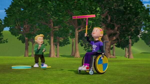 Bild 1 von 3: Hannah kann tolle Tricks mit dem Reifen. James ist begeistert.