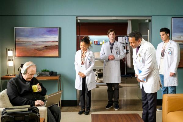 Bild 1 von 18: Im Bild (v.li.): Christian Clemenson (Dr. Silas Chambers), Antonia Thomas (Dr. Claire Browne), Freddie Highmore (Dr. Shaun Murphy), Hill Harper (Dr. Marcus Andrews), Brian Marc (Dr. Enrique 'Ricky' Guerin).