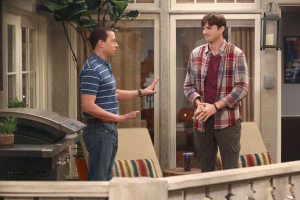 Bild 1 von 12: Walden (Ashton Kutcher, r.) und Alan (Jon Cryer, l.) wollen heiraten, doch als Alan einen Ehevertrag unterschreiben soll, steht die geplante Zeremonie auf der Kippe ...