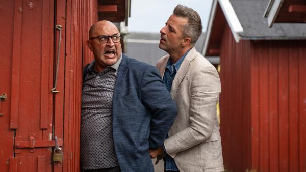 Bild 1 von 9: Dass auch der Kleinkriminelle Tonny Larsen (Ramazan Arslan, l.) in die Helsingører Drogengeschäfte verwickelt ist, wundert Flemming Torp (André Babikian, r.) wenig.