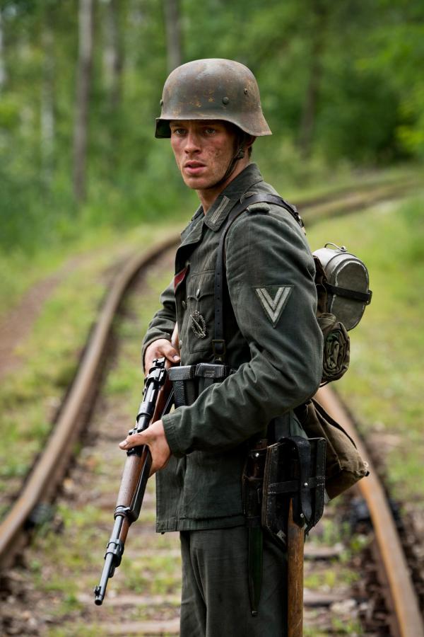 Bild 1 von 14: Jannis Niewöhner als Walter Proska.