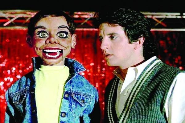 Bild 1 von 3: Der Bauchredner Elwood 'Woody' Perkins (Grant Shaud) arbeitet im Club von Kate Kelly. Ein schwieriges Arbeitsverhältnis ...