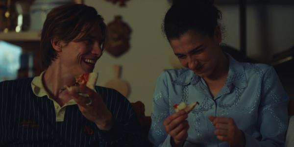 Bild 1 von 5: Nicolas Dardenne (Gustav Schmidt, l.) ist zum ersten Mal bei Louna Lloris (Anna Bardavelidze, r.) zu Hause und die beiden genießen die ungezwungene Nähe.