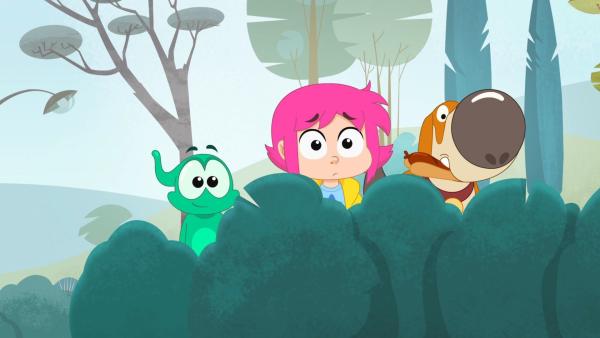 Bild 1 von 4: Ernest, Rebecca und Hund Missile beobachten den Spielplatz. Einem der Kinder muss das Jo-Jo gehören, das sie gefunden haben.