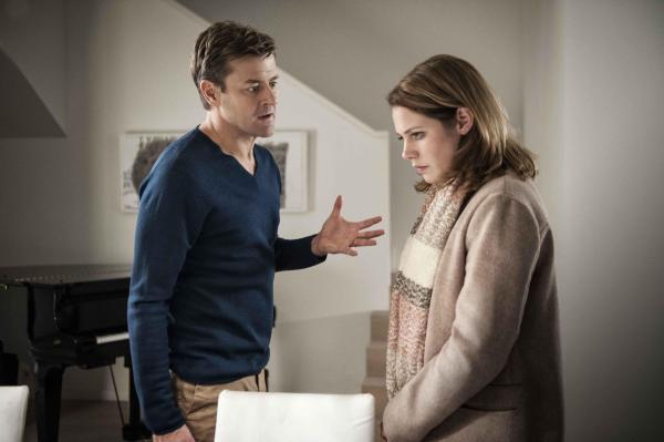 Bild 1 von 15: Alexanders (Marcus Mittermeier, l.) immer häufiger werdende Vorwürfe, nicht perfekt genug zu sein, nimmt sich Leonie (Felicitas Woll, r.) sehr zu Herzen. Deshalb nimmt sie, als ihm das erste Mal die Hand ausrutscht, geschockt die Schuld auf sich ...