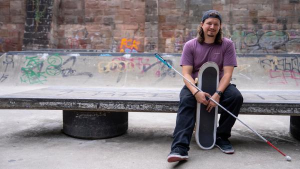 Bild 1 von 3: Johannes Bruckmeier ist blind - und begeisterter Skateboardfahrer.