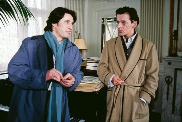 Bild 1 von 7: Im Bild: Richie Moser (Tobias Moretti, li.) stattet dem Pianisten Wolfgang Kucera (Johannes Silberschneider, re.) einen Besuch ab, der dem Mädchen nach dem Konzert ein Autogramm gegeben hat.